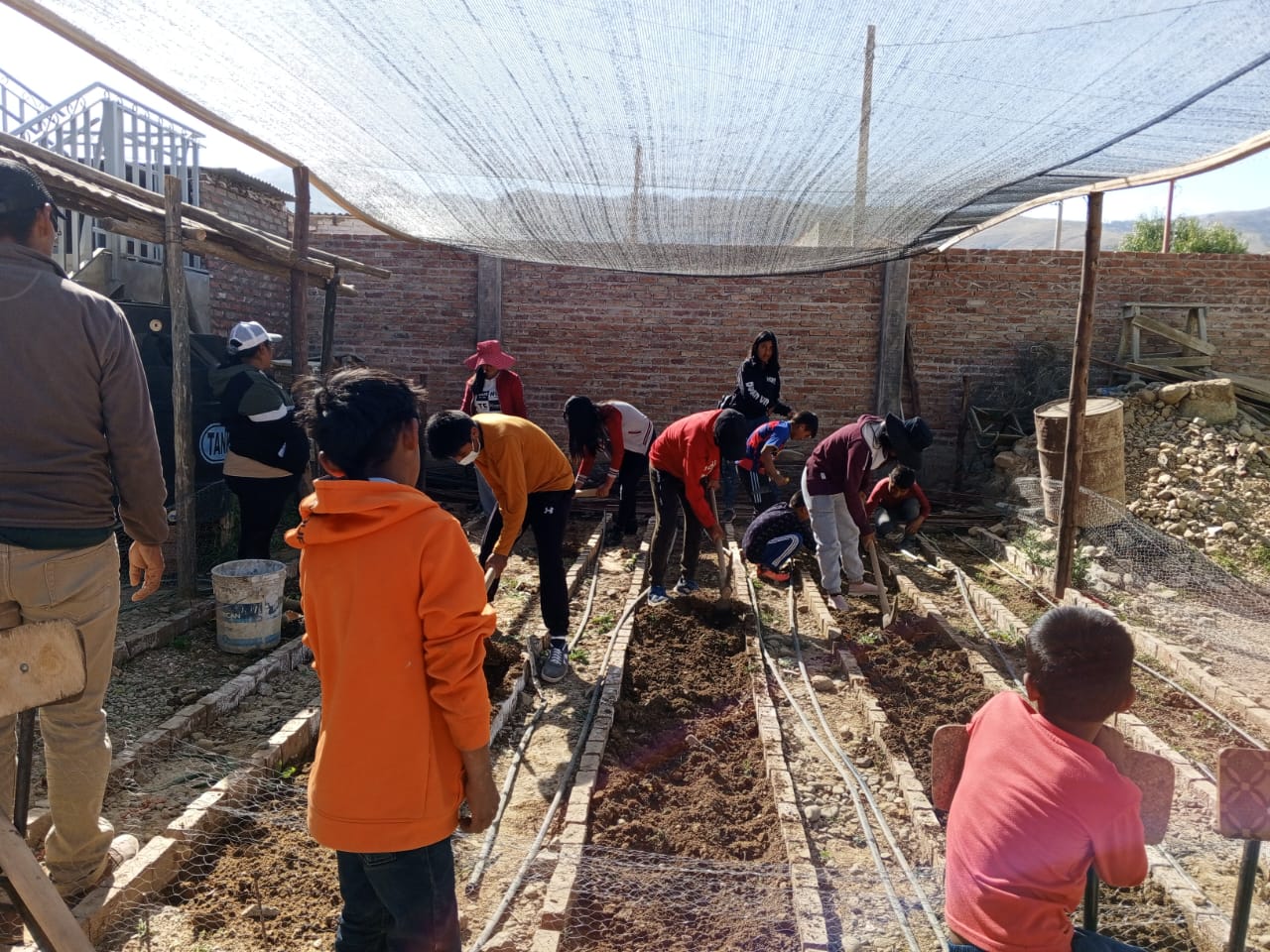 cdi-children-working-yard